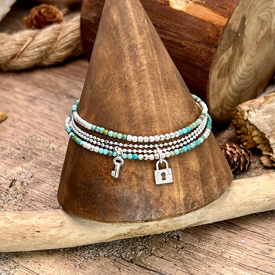 Bracelet femme multi - rang UNLOCK MY BEACH CRUSH – turquoise naturelle, pendentifs cadenas et clé zircon et chaîne boules argent 925 – bijoux fait main en argent 925 | Pitch & Néo