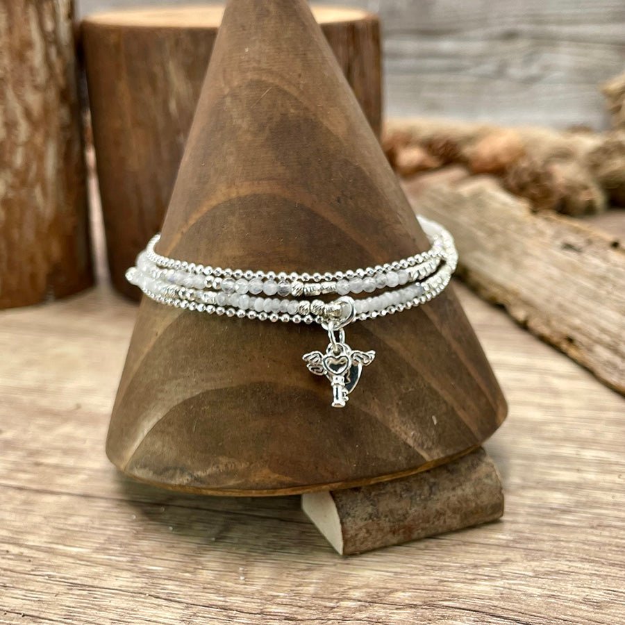 BRACELET femme multi - rang UNLOCK MY SPELL – perles de pierre de lune arc - en - ciel et pendentifs cadenas cœur & clé ailés argent 925 – bijoux fait main en argent 925 | Pitch & Néo