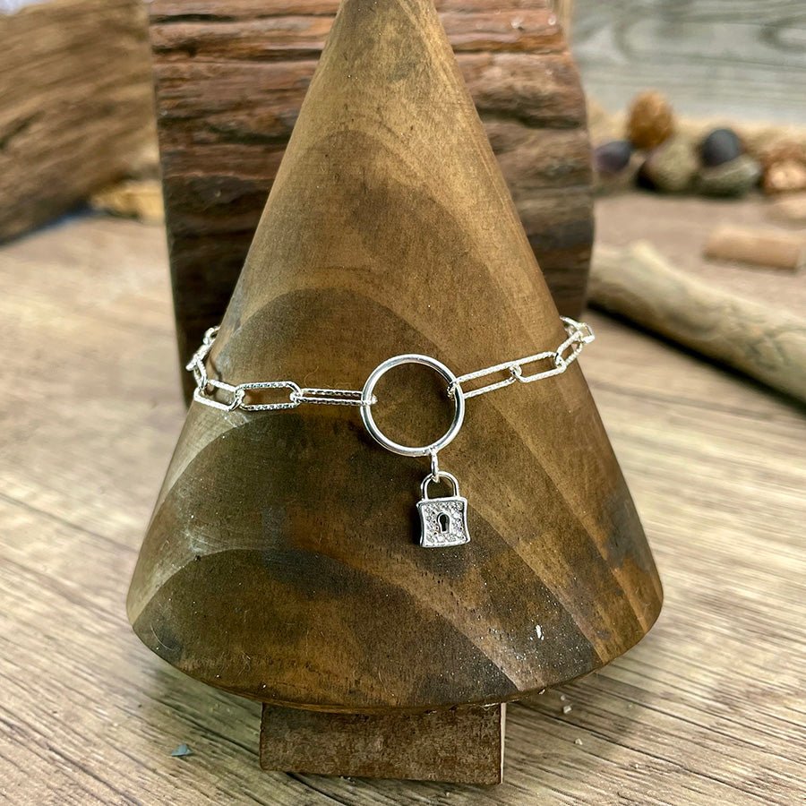 Bracelet femme NO ENTRY GIRL – chaîne à maillons rectangulaires facettés en argent 925, pendentif cadenas pavé de zircons, cercle ajouré central – bijoux fait main en argent 925 | Pitch & Néo