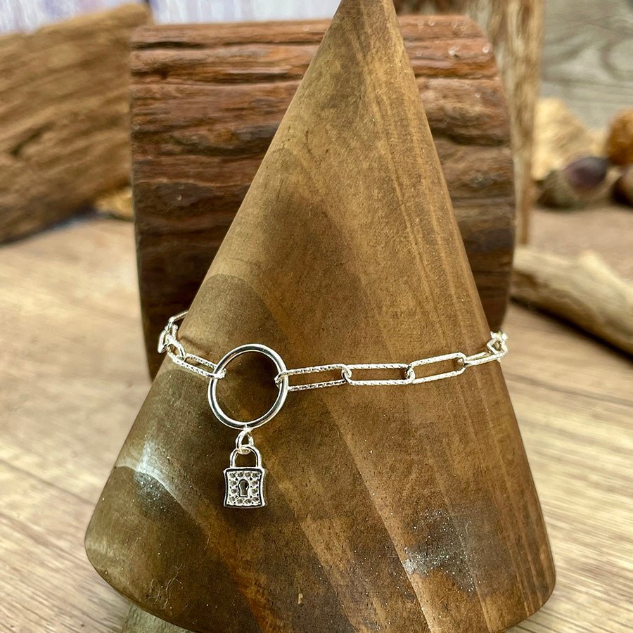 Bracelet femme NO ENTRY GIRL – chaîne à maillons rectangulaires facettés en argent 925, pendentif cadenas pavé de zircons, cercle ajouré central – bijoux fait main en argent 925 | Pitch & Néo