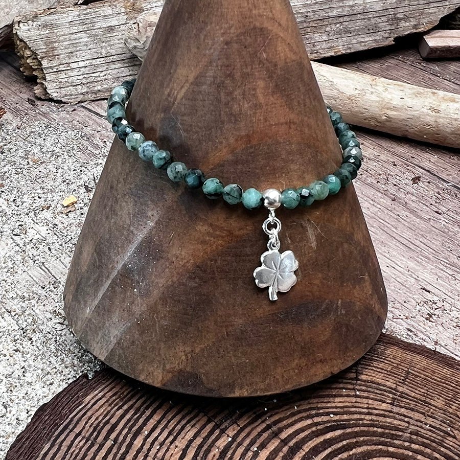 Bracelet femme POISON IVY – perles d’émeraude facettées, pendentif trèfle et argent 925 – bijoux fait main en argent 925 | Pitch & Néo