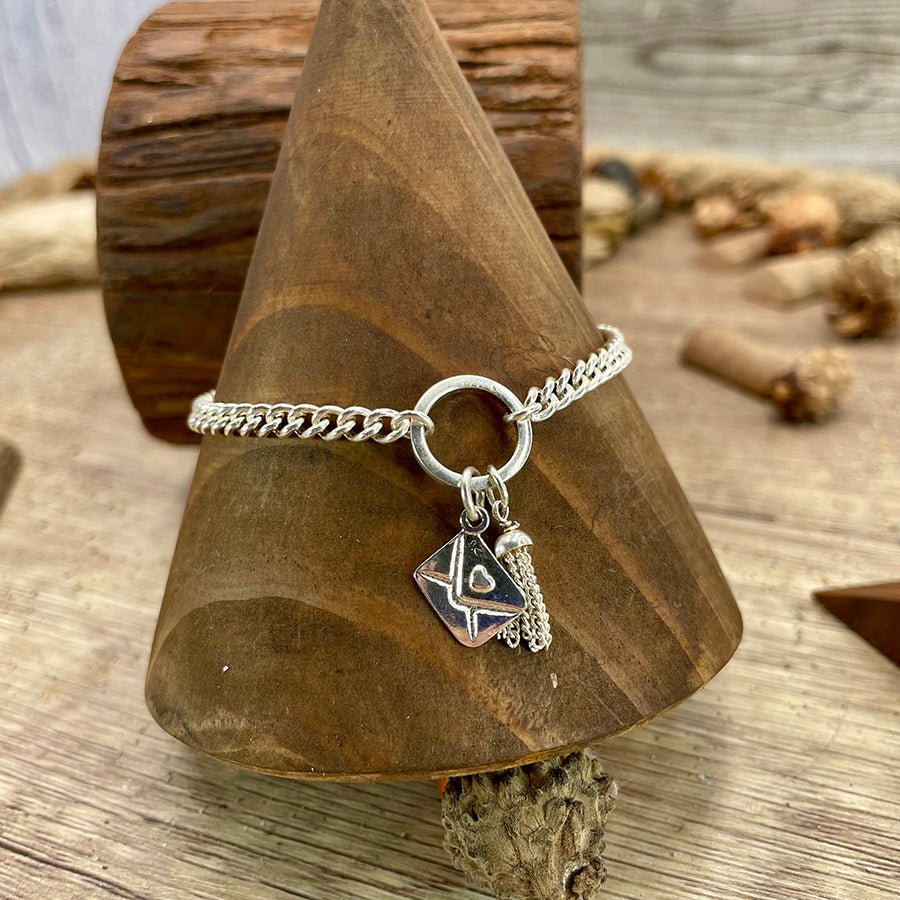 Bracelet femme PRIVATE MESSAGE ONLY – maille gourmette & pendentif enveloppe cœur et pampille chaînes fines en argent 925 – bijoux fait main en argent 925 | Pitch & Néo