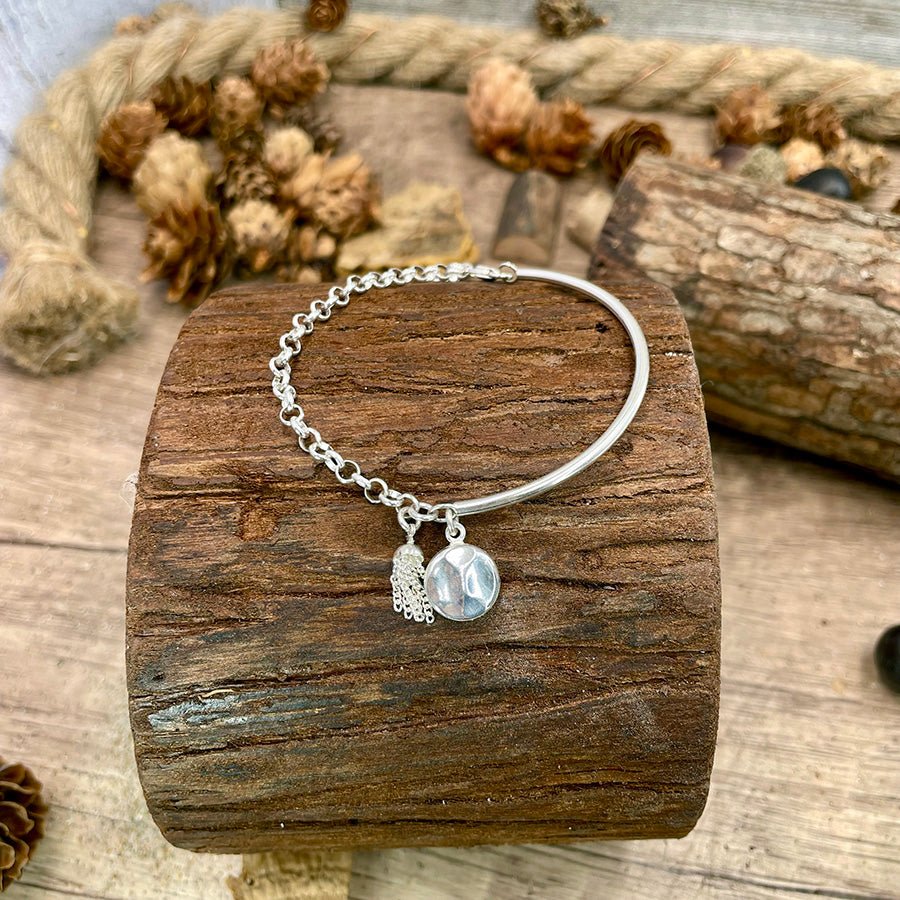 Bracelet femme ROCK MY WRIST – demi - jonc, chaîne jaseron, médaille martelée et pampille en argent 925 – bijoux fait main en argent 925 | Pitch & Néo