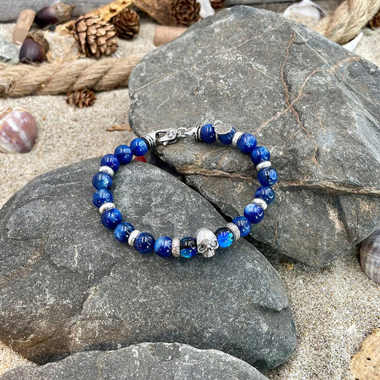 Bracelet homme AFTER DARK LUXURY – perles de cyanite 8 mm, tête de mort signature argent 925 et fermoir mousqueton – bijoux fait main en argent 925 | Pitch & Néo