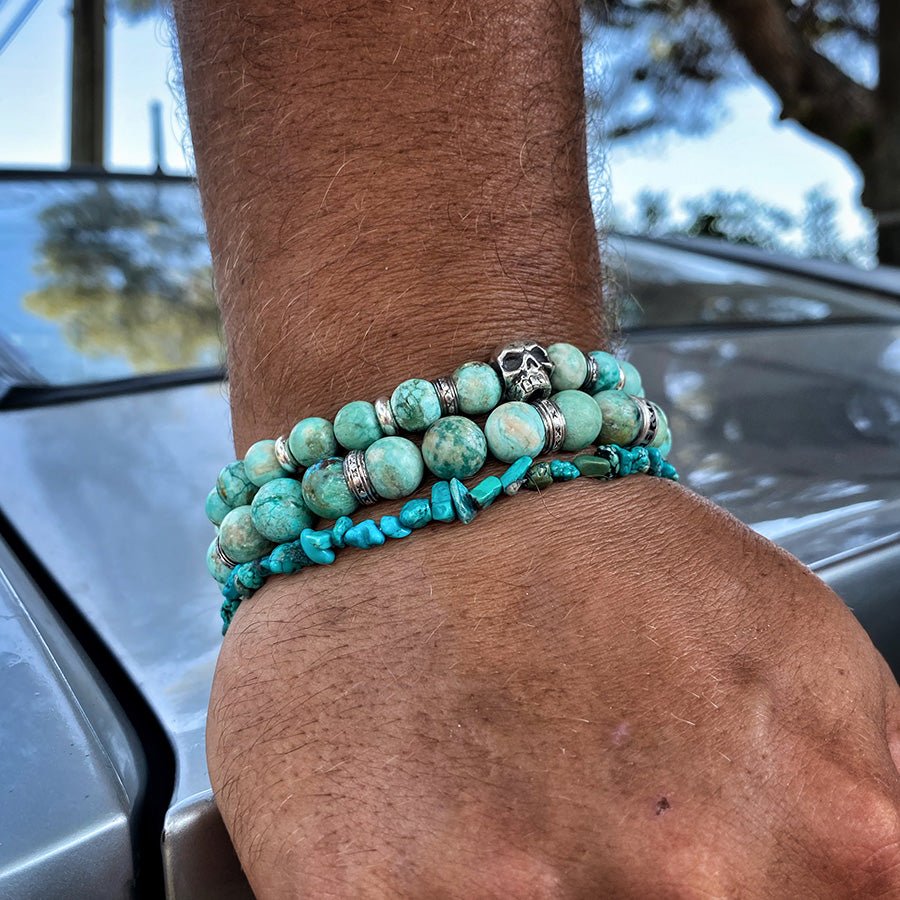 Bracelet homme AQUAHOLIC – perles de turquoise du Pérou 10 mm, donut central, fermoir mousqueton oversize strié et argent 925 – bijoux fait main en argent 925 | Pitch & Néo