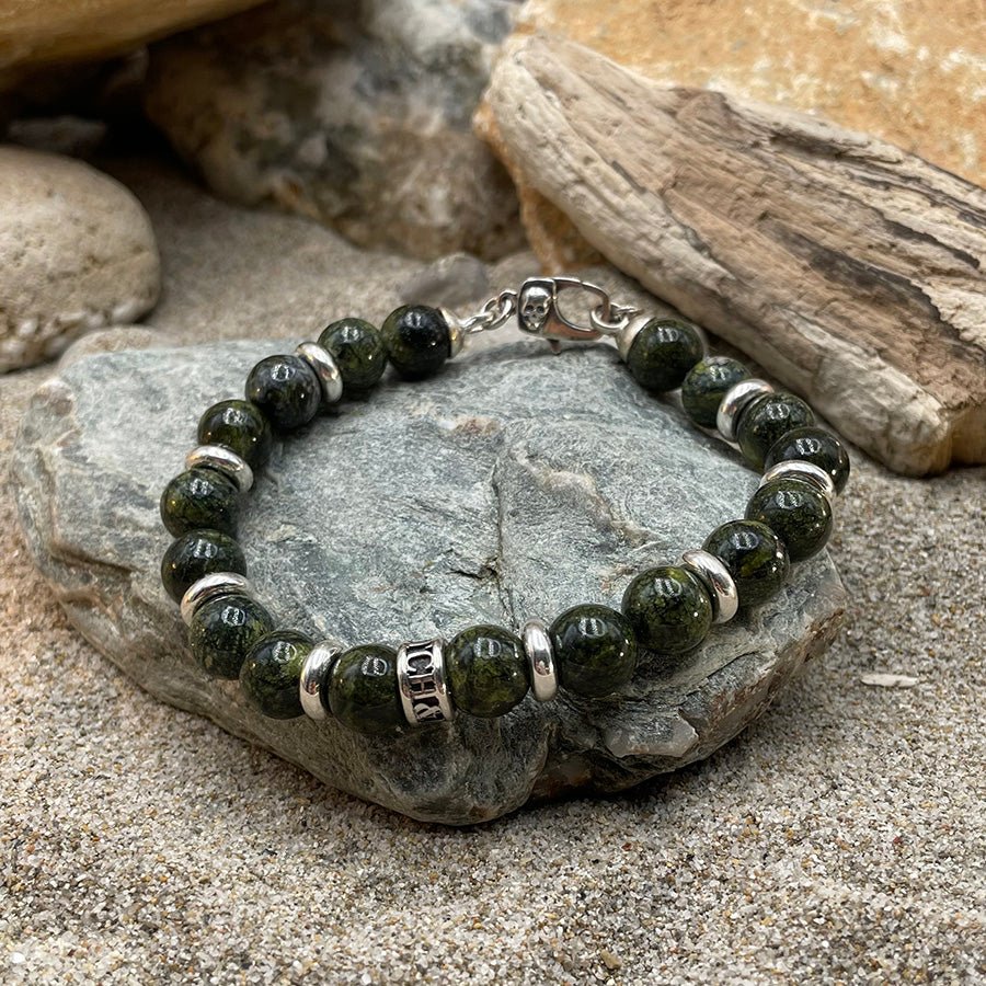 Bracelet homme BAD POISON – perles de serpentine de Russie 10 mm, donuts Pitch & Néo® argent 925 et fermoir skull – bijoux fait main en argent 925 | Pitch & Néo