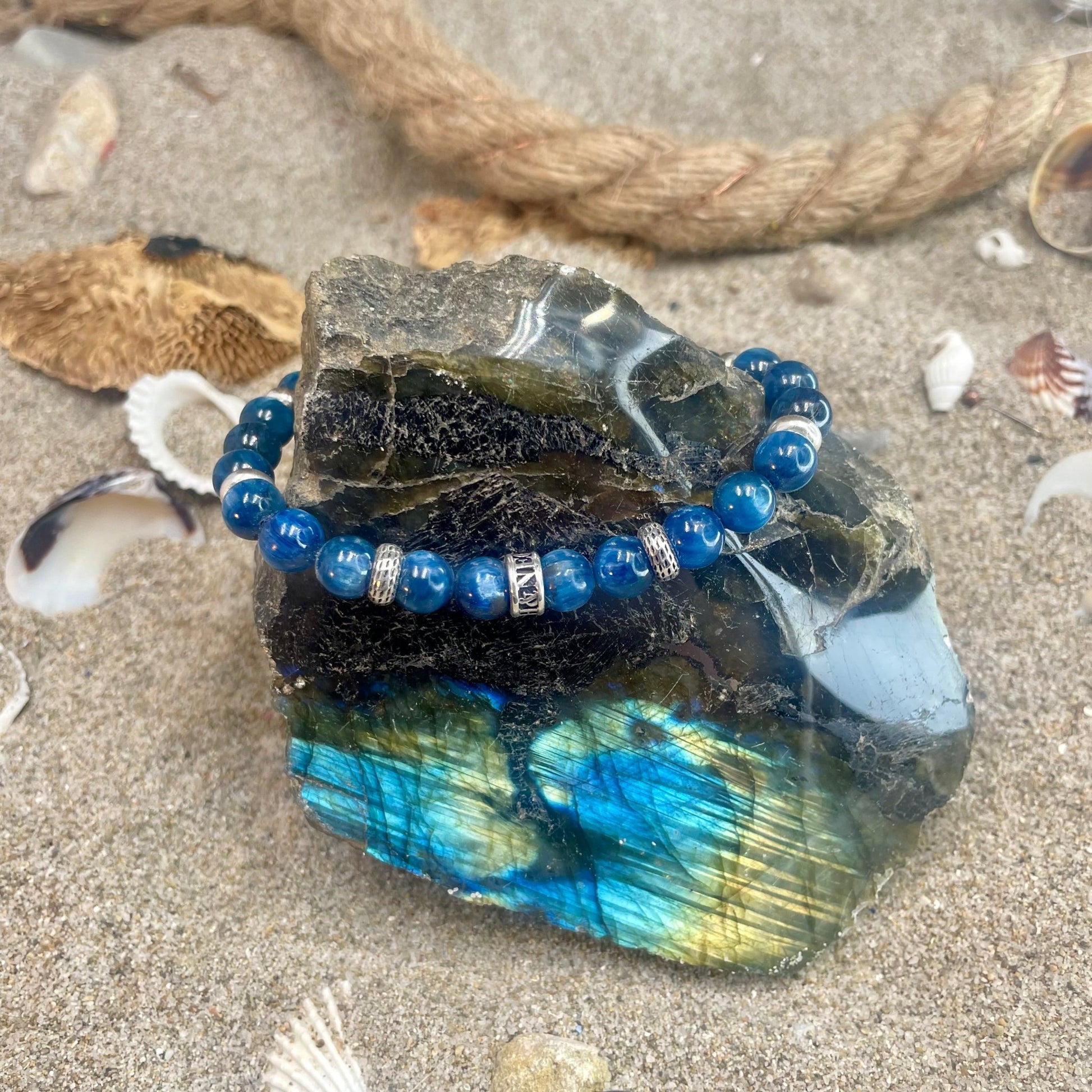 Bracelet homme BETTER THAN SAPPHIRE – perles de cyanite 8 mm, donut argent 925 et fermoir mousqueton – bijoux fait main en argent 925 | Pitch & Néo