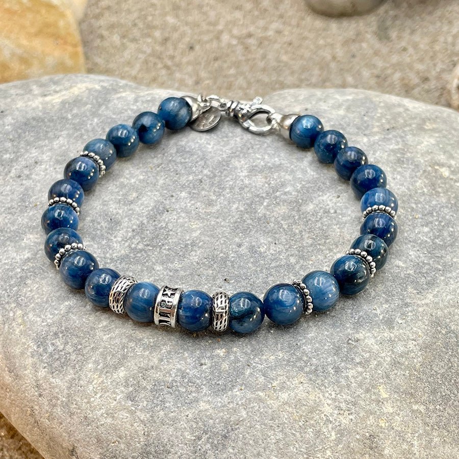 Bracelet homme BETTER THAN SAPPHIRE – perles de cyanite 8 mm, donut argent 925 et fermoir mousqueton – bijoux fait main en argent 925 | Pitch & Néo