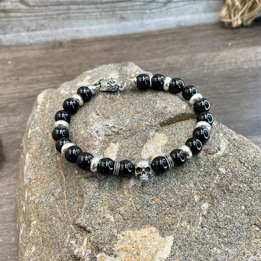 Bracelet homme BLACK SOUL – perles d’onyx 8 mm, tête de mort signature, fermoir mousqueton et argent 925 – bijoux fait main en argent 925 | Pitch & Néo
