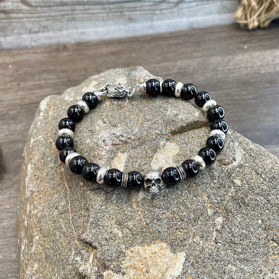 Bracelet homme BLACK SOUL – perles d’onyx 8 mm, tête de mort signature, fermoir mousqueton et argent 925 – bijoux fait main en argent 925 | Pitch & Néo