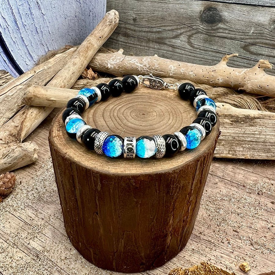 Bracelet homme BLUE BLOOD RULES – perles d’onyx 10 mm, donut signature et fermoir fleur de lys argent 925 – bijoux fait main en argent 925 | Pitch & Néo