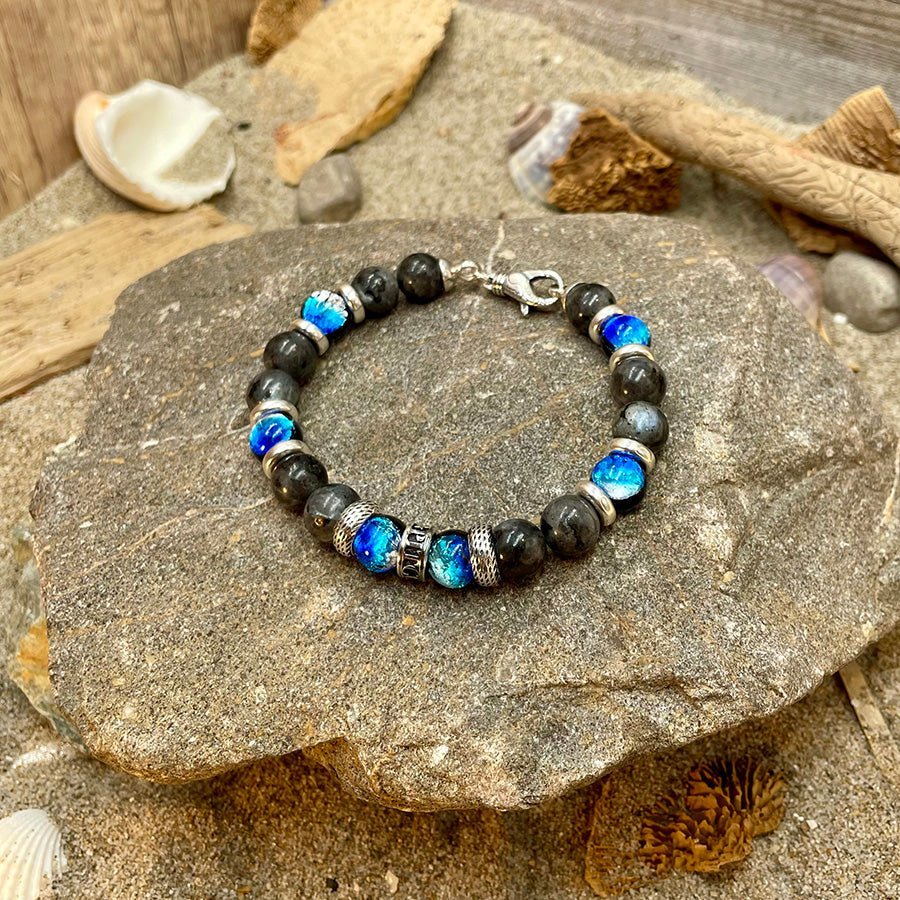Bracelet homme BLUE CONDESCENDENCE – perles de larvikite 10 mm, donut signature et fermoir mousqueton argent 925 – bijoux fait main en argent 925 | Pitch & Néo