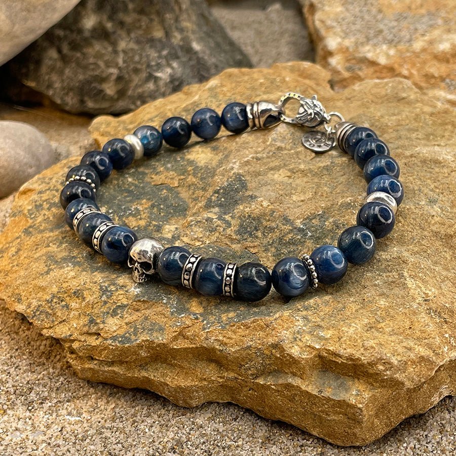 Bracelet homme BLUE MURDER – perles de cyanite 8 mm, tête de mort signature argent 925 et fermoir mousqueton – bijoux fait main en argent 925 | Pitch & Néo