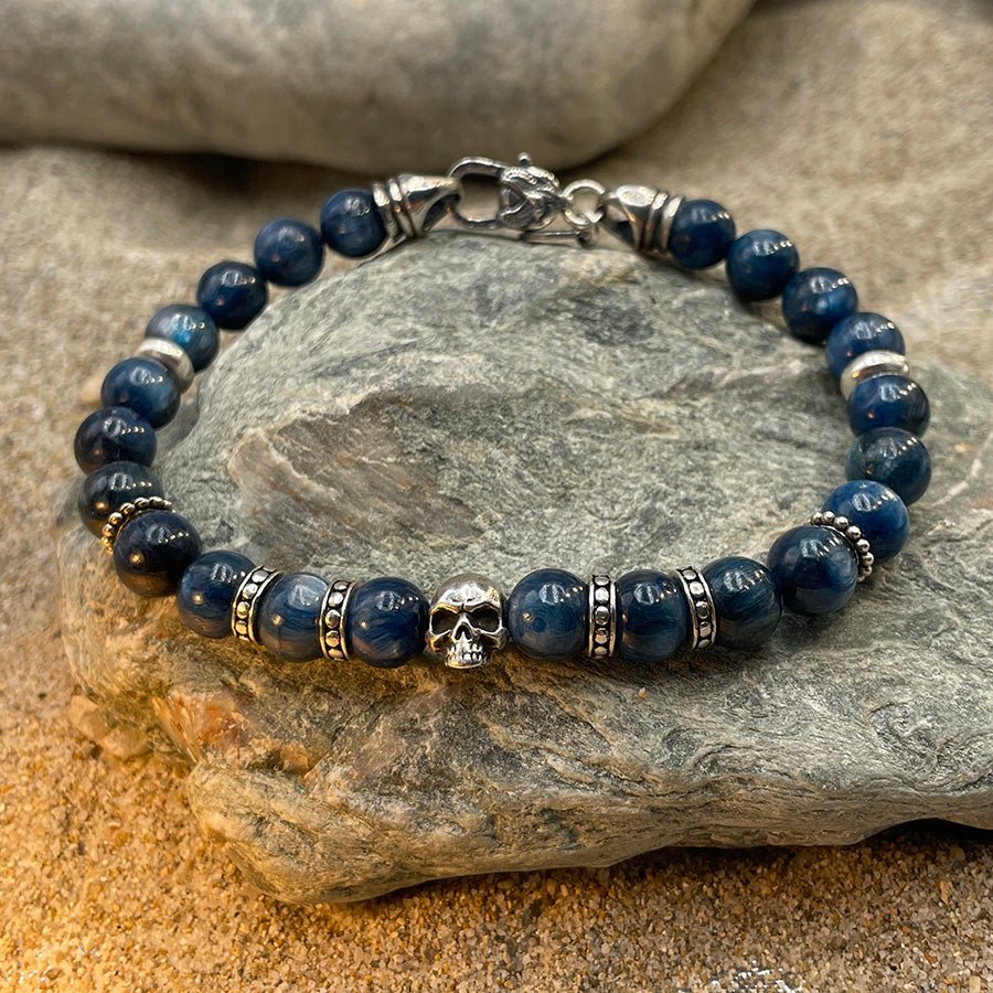 Bracelet homme BLUE MURDER – perles de cyanite 8 mm, tête de mort signature argent 925 et fermoir mousqueton – bijoux fait main en argent 925 | Pitch & Néo