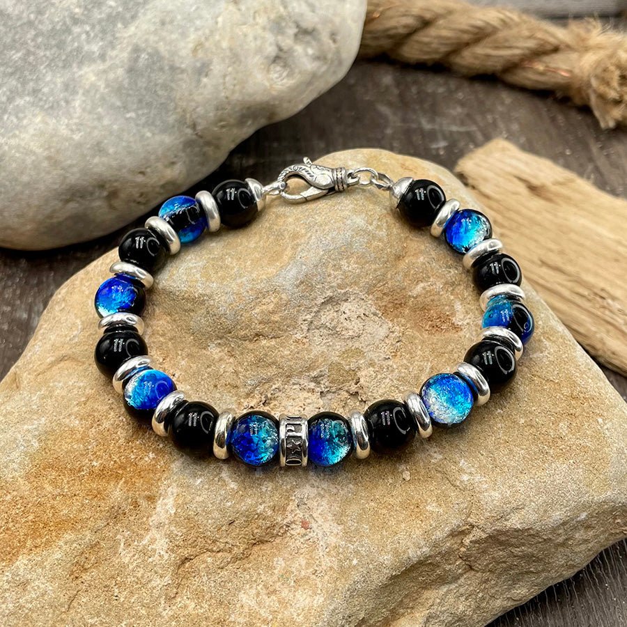 Bracelet homme BORN TO BE SHINE DIRTY – perles d’onyx 10 mm, donut signature et fermoir en 8 argent 925 – bijoux fait main en argent 925 | Pitch & Néo