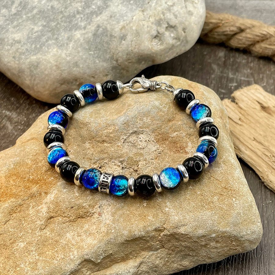 Bracelet homme BORN TO BE SHINE DIRTY – perles d’onyx 10 mm, donut signature et fermoir en 8 argent 925 – bijoux fait main en argent 925 | Pitch & Néo