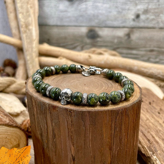 Bracelet homme COLD - BLOODED – perles de serpentine de Russie 8 mm, tête de mort, fermoir mousqueton et argent 925 – bijoux fait main en argent 925 | Pitch & Néo