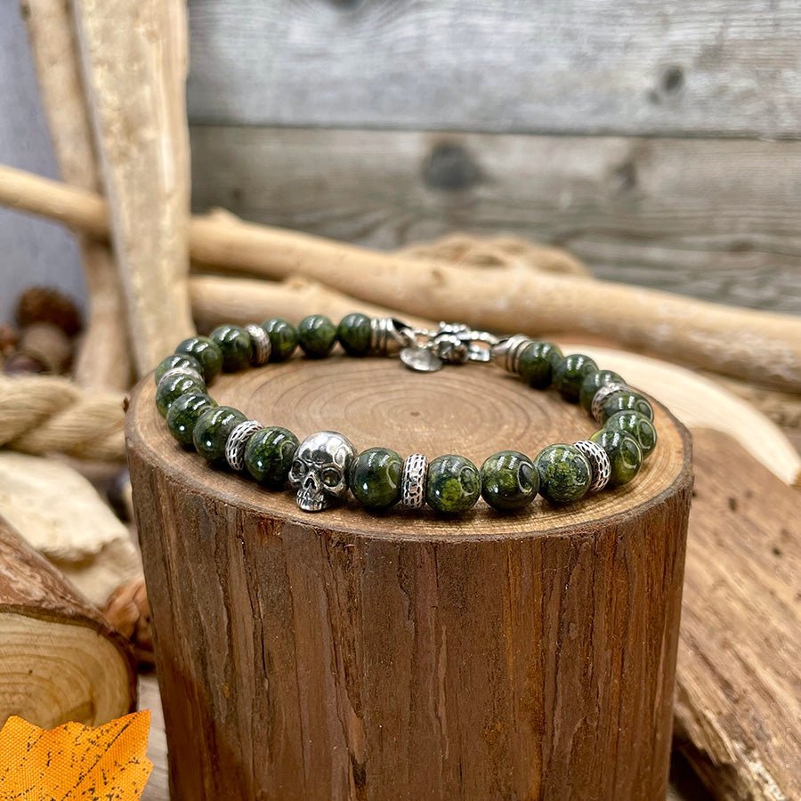 Bracelet homme COLD - BLOODED – perles de serpentine de Russie 8 mm, tête de mort, fermoir mousqueton et argent 925 – bijoux fait main en argent 925 | Pitch & Néo