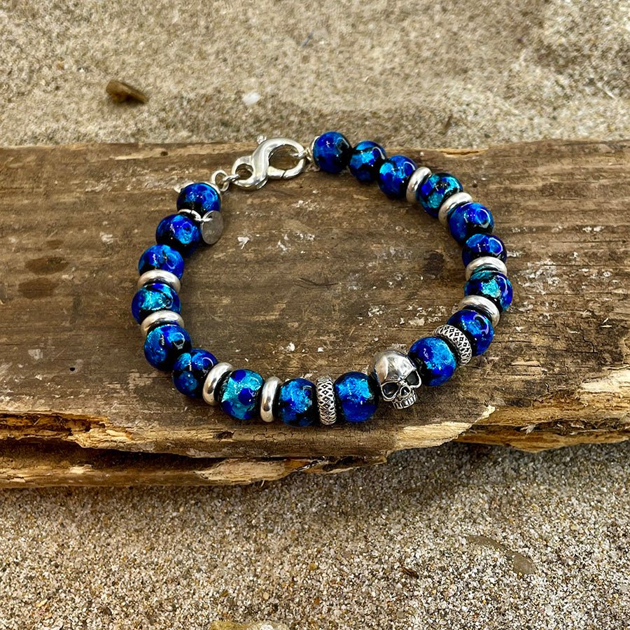 Bracelet homme COSMIC BONES – perles 10 mm, tête de mort signature, fermoir mousqueton et argent 925 – bijoux fait main en argent 925 | Pitch & Néo