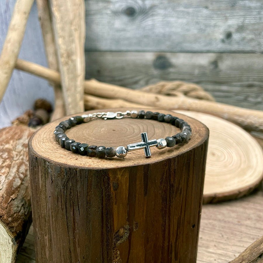 Bracelet homme DARK BLESSING – perles carrées 4/5 mm obsidienne argentée, pendentif croix et fermoir en argent 925 – bijoux fait main en argent 925 | Pitch & Néo