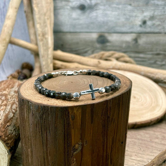 Bracelet homme DARK BLESSING – perles carrées 4/5 mm obsidienne argentée, pendentif croix et fermoir en argent 925 – bijoux fait main en argent 925 | Pitch & Néo