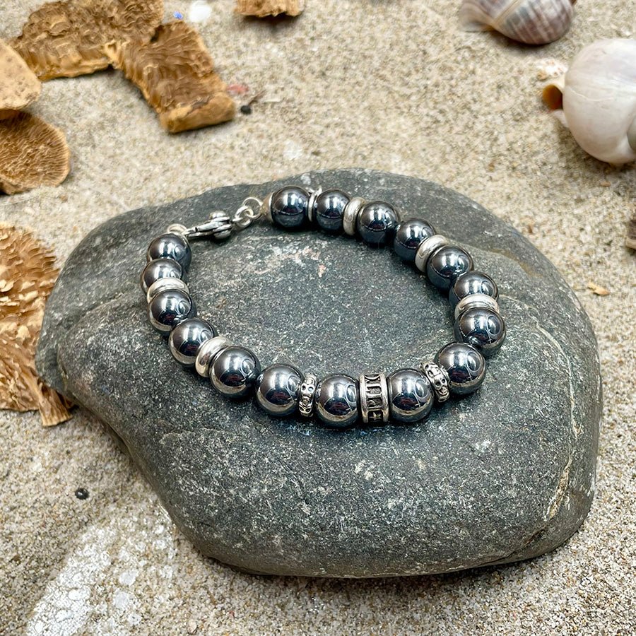 Bracelet homme DARK MATTER – perles de térahertz du Japon 10 mm, donuts Pitch & Néo®, fermoir tête de mort et argent 925 – bijoux fait main en argent 925 | Pitch & Néo