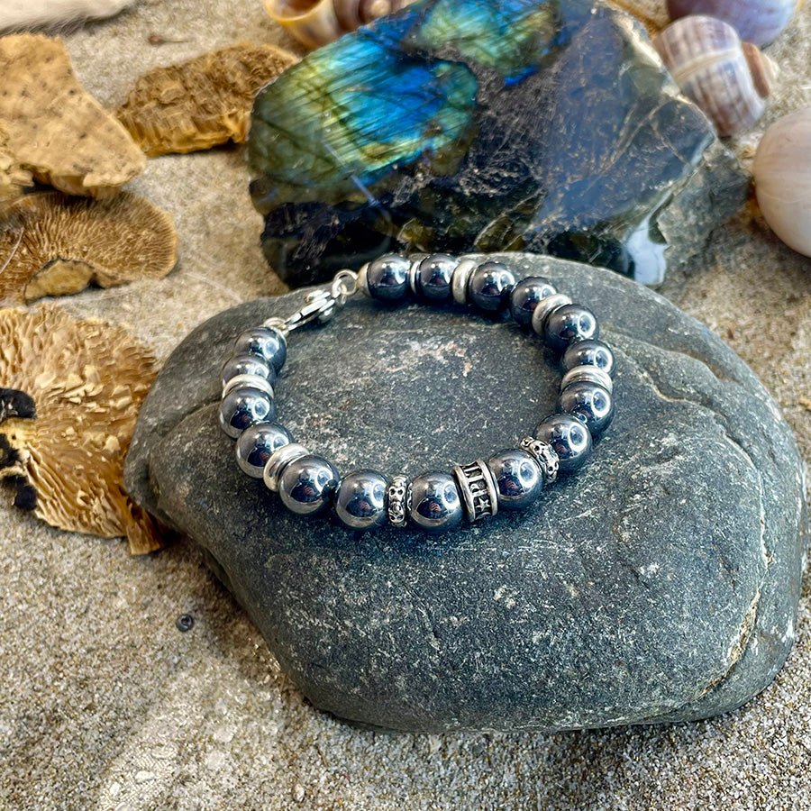 Bracelet homme DARK MATTER – perles de térahertz du Japon 10 mm, donuts Pitch & Néo®, fermoir tête de mort et argent 925 – bijoux fait main en argent 925 | Pitch & Néo