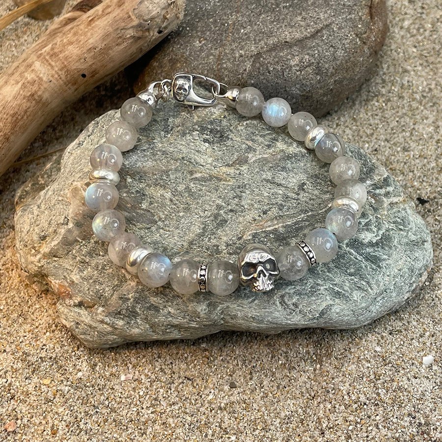 Bracelet homme DARK SIDE OF GLAM – perles de labradorite 8 mm, tête de mort signature argent 925 et fermoir mousqueton skull – bijoux fait main en argent 925 | Pitch & Néo