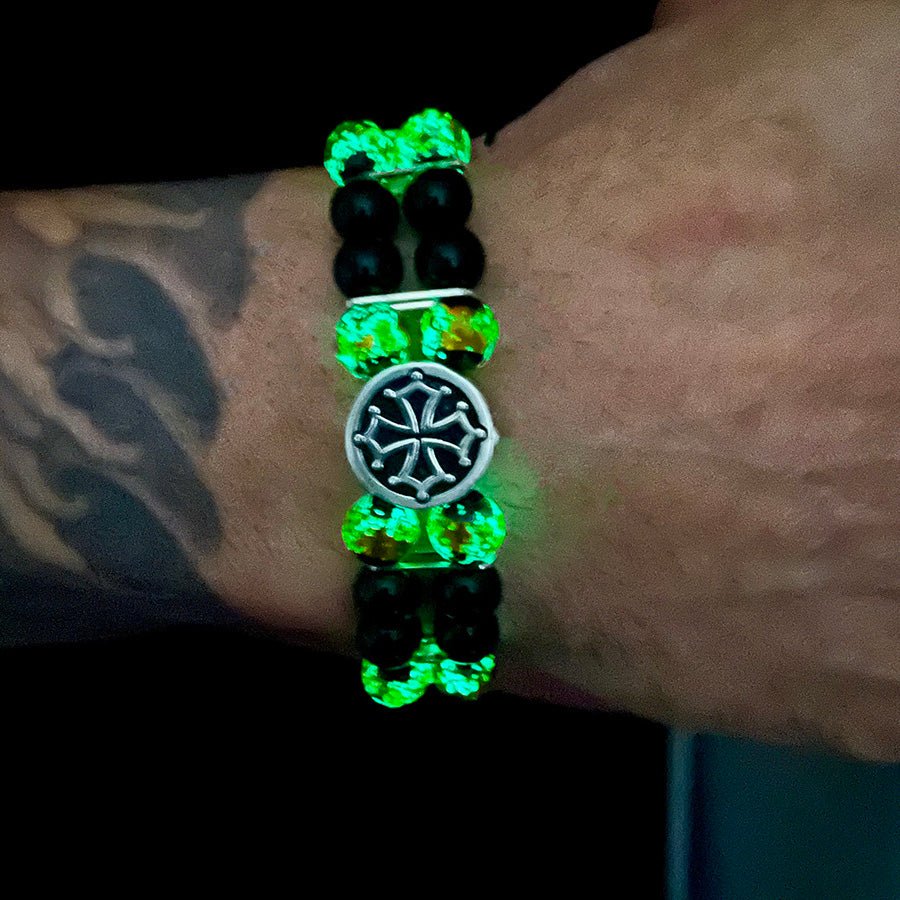 Bracelet homme double - rang PURPLE DOMINION – perles lumineuses pourpres 8 mm, palet signature croix occitane et argent 925 – bijoux fait main en argent 925 | Pitch & Néo