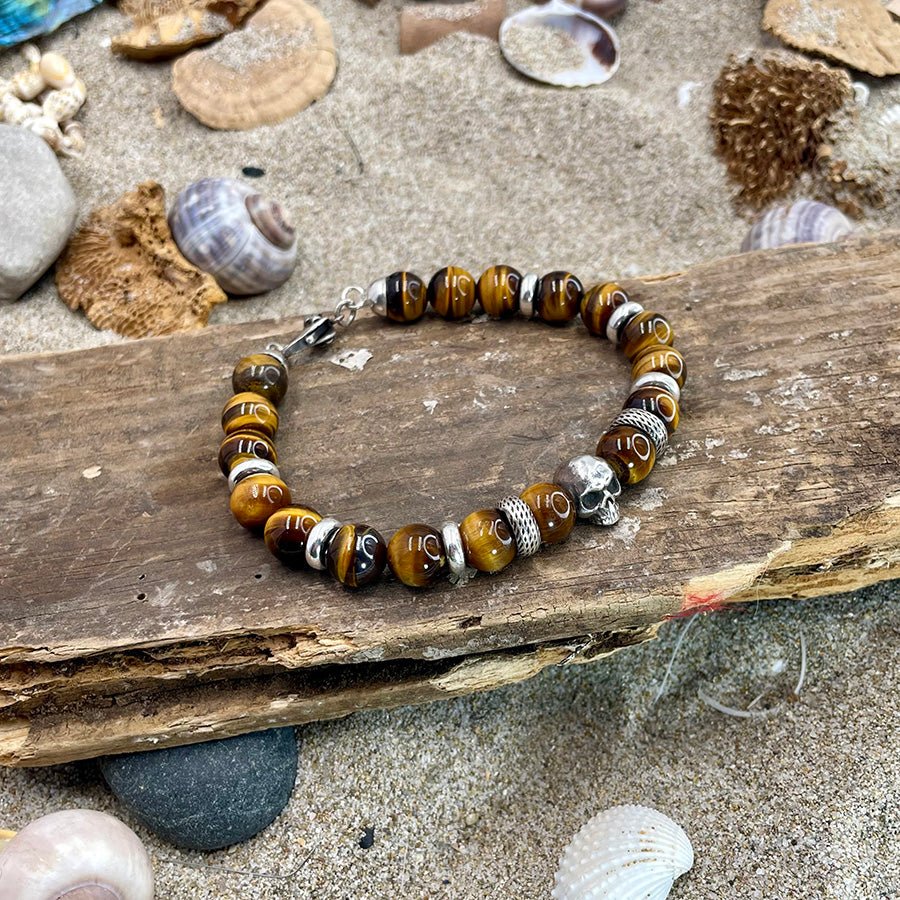 Bracelet homme GASOLINE KISSES – perles d’œil de tigre 10 mm, tête de mort argent 925 et fermoir mousqueton – bijoux fait main en argent 925 | Pitch & Néo