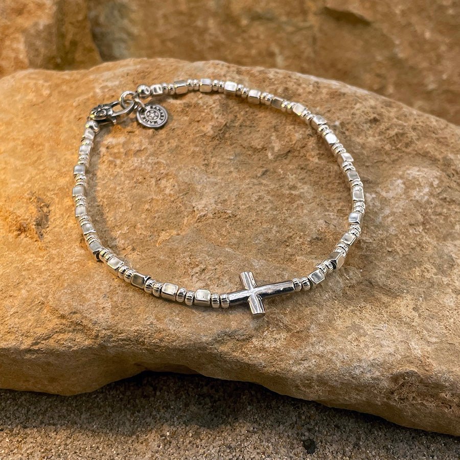 Bracelet homme HOLY BASTARD – perles carrées et rondelles texturées, croix argent 925 et fermoir fleur de lys – bijoux fait main en argent 925 | Pitch & Néo