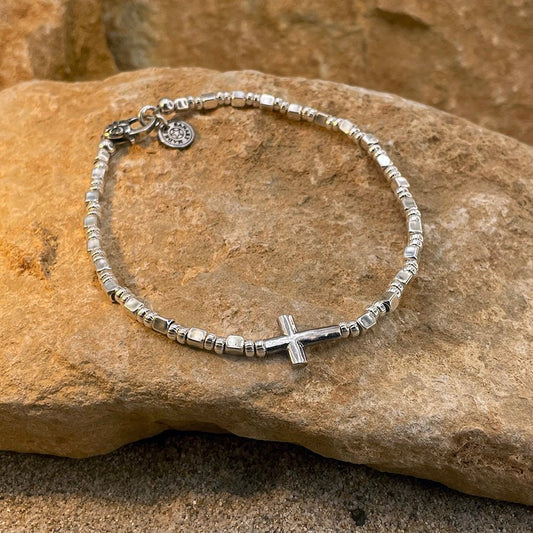 Bracelet homme HOLY BASTARD – perles carrées et rondelles texturées, croix argent 925 et fermoir fleur de lys – bijoux fait main en argent 925 | Pitch & Néo