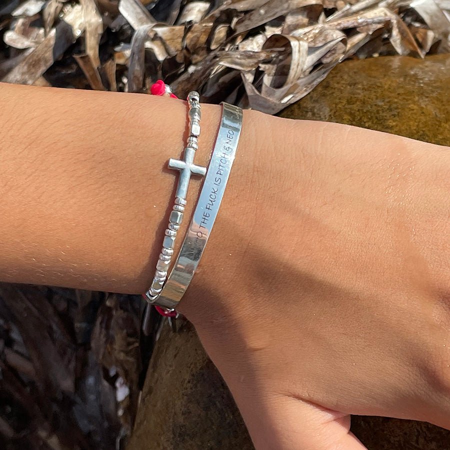 Bracelet homme HOLY BASTARD – perles carrées et rondelles texturées, croix argent 925 et fermoir fleur de lys – bijoux fait main en argent 925 | Pitch & Néo