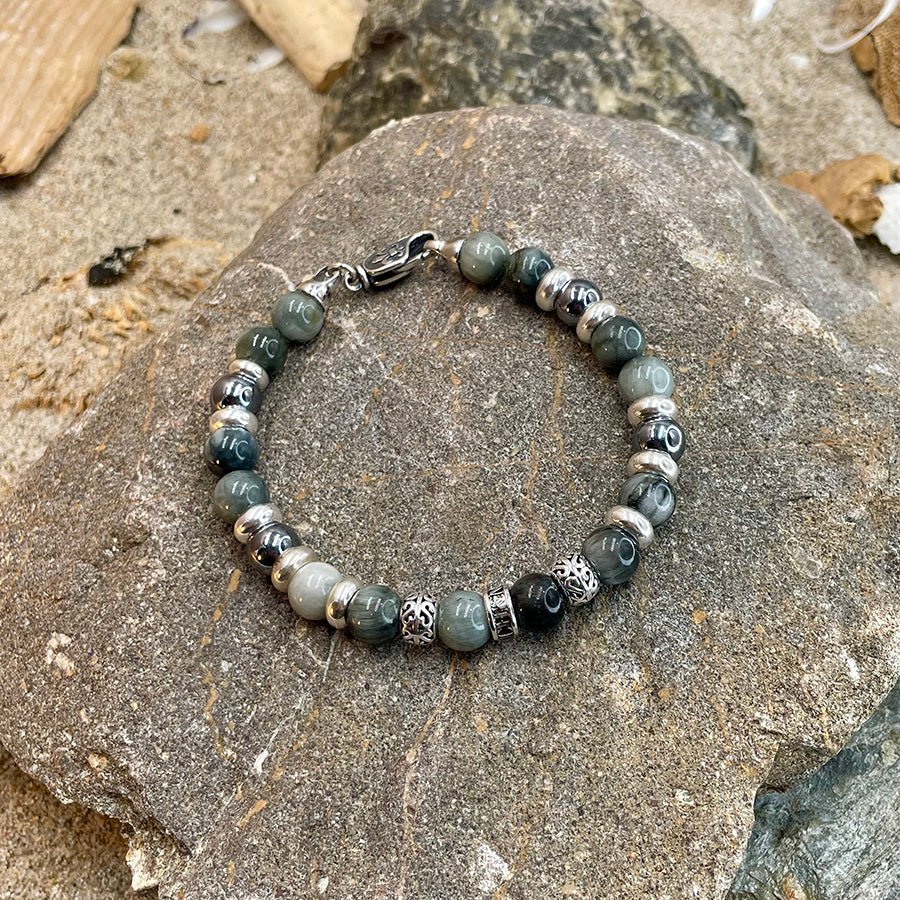 Bracelet homme IRON VISION – perles d’œil d’aigle et térahertz 8 mm, donut artisanal et fermoir fleur de lys argent 925 – bijoux fait main en argent 925 | Pitch & Néo