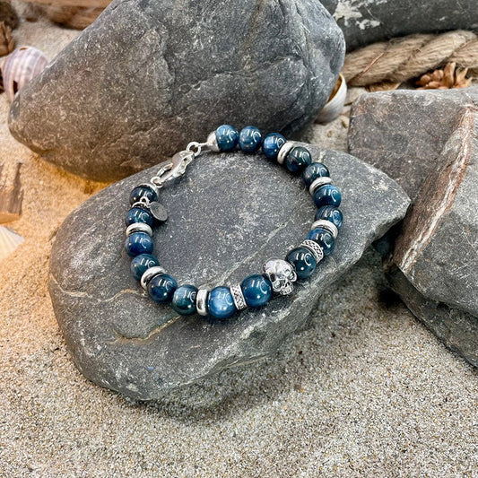 Bracelet homme MOTHERF*CKING BLUE – perles de cyanite 10 mm, tête de mort centrale, fermoir skull et argent 925 – bijoux fait main en argent 925 | Pitch & Néo