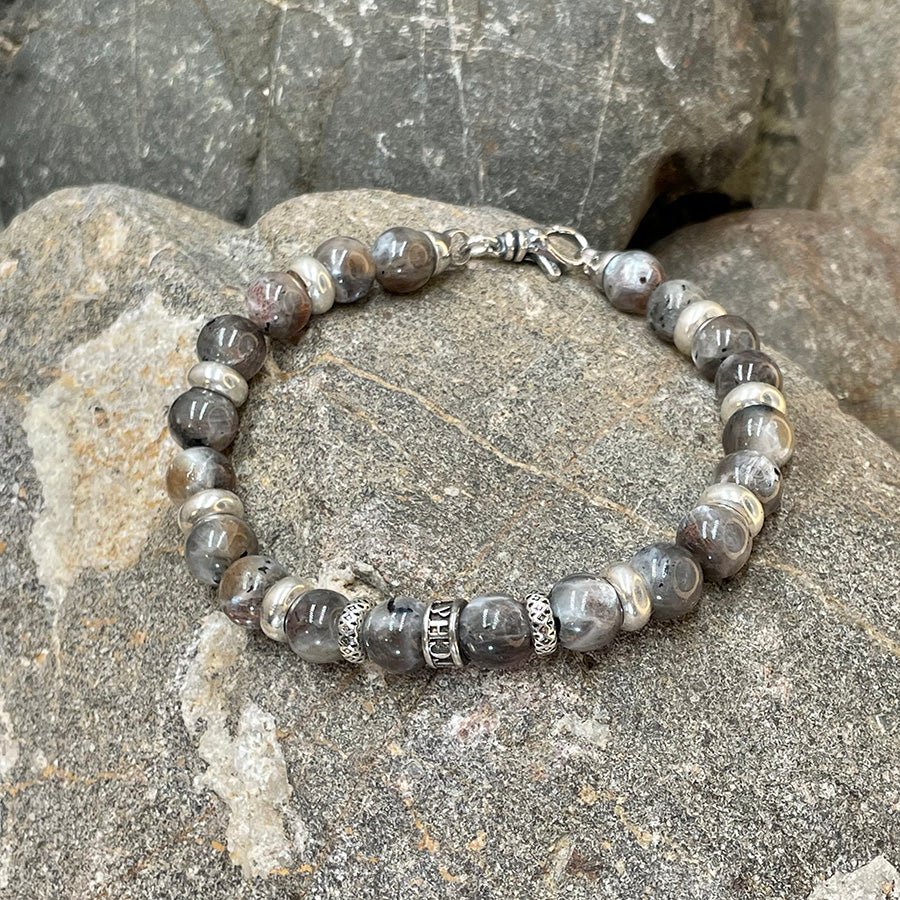 Bracelet homme PRICELESS TROUBLE – perles de pierre de soleil grise 8 mm, donut argent 925 et fermoir mousqueton – bijoux fait main en argent 925 | Pitch & Néo