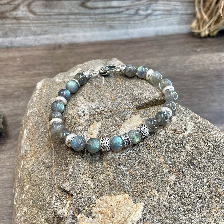 Bracelet homme REFLECTS BETTER THAN YOU – perles de labradorite 8 mm, donut artisanal et fermoir mousqueton argent 925 – bijoux fait main en argent 925 | Pitch & Néo