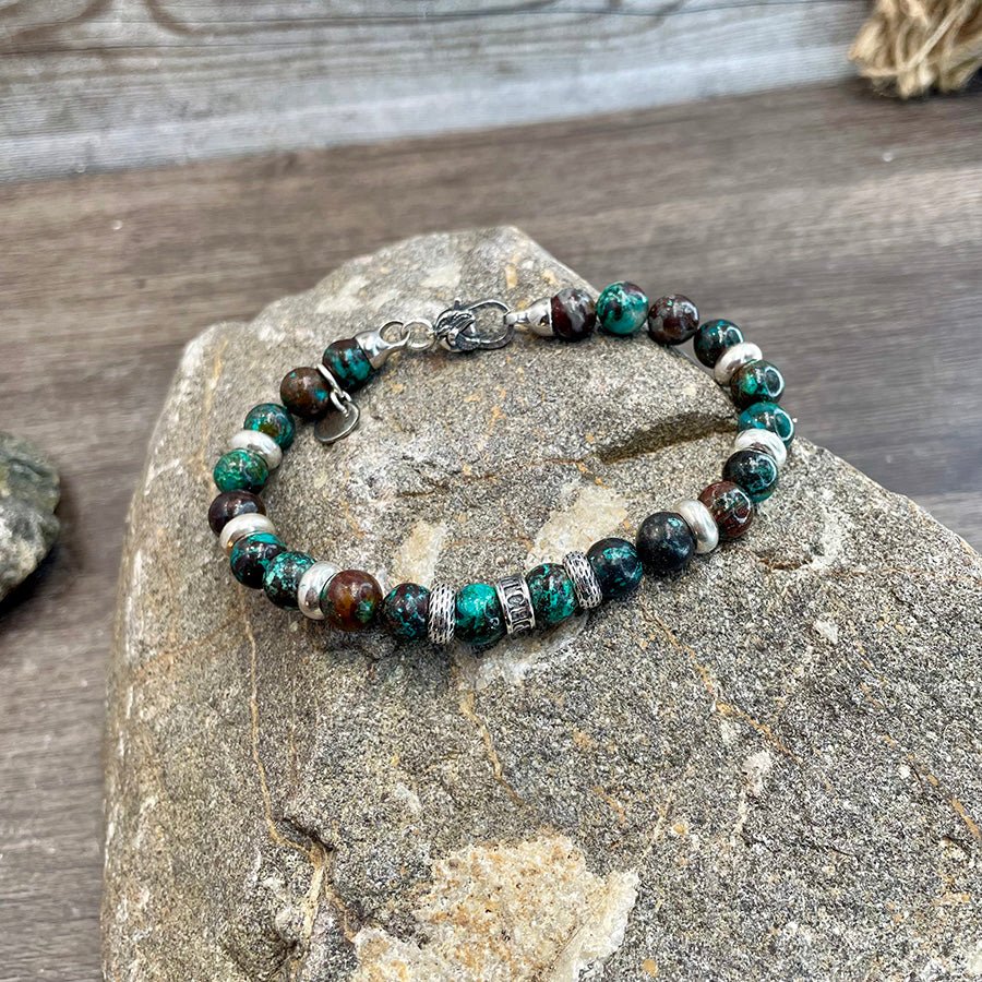 Bracelet homme REPTILE TEARS – perles de chrysocolle 8 mm, donut artisanal, fermoir mousqueton argent 925 – bijoux fait main en argent 925 | Pitch & Néo