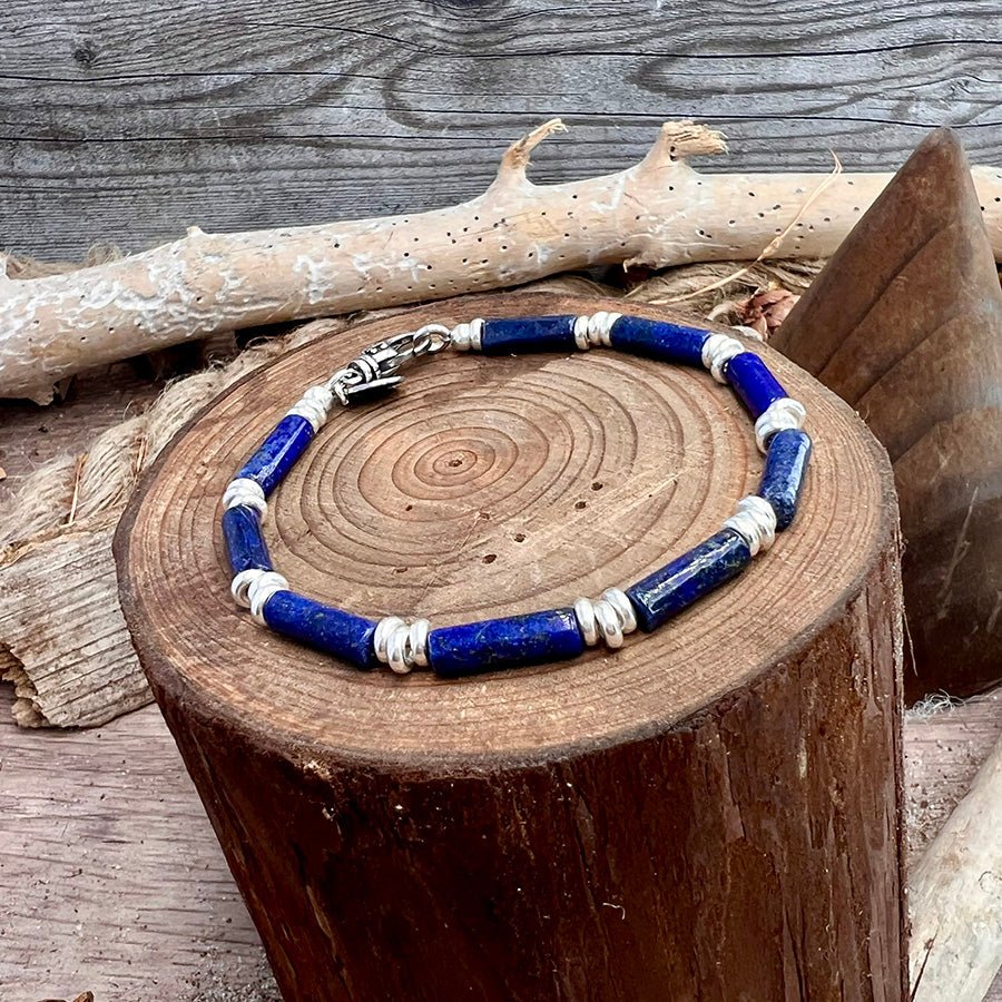 Bracelet homme RICH & RUDE – perles tubes de lapis lazuli, intercalaires argent 925 et fermoir mousqueton – bijoux fait main en argent 925 | Pitch & Néo