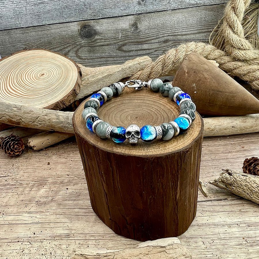 Bracelet homme SHINING SKULL – perles d’œil d’aigle 10 mm, tête de mort signature et fermoir skull argent 925 – bijoux fait main en argent 925 | Pitch & Néo