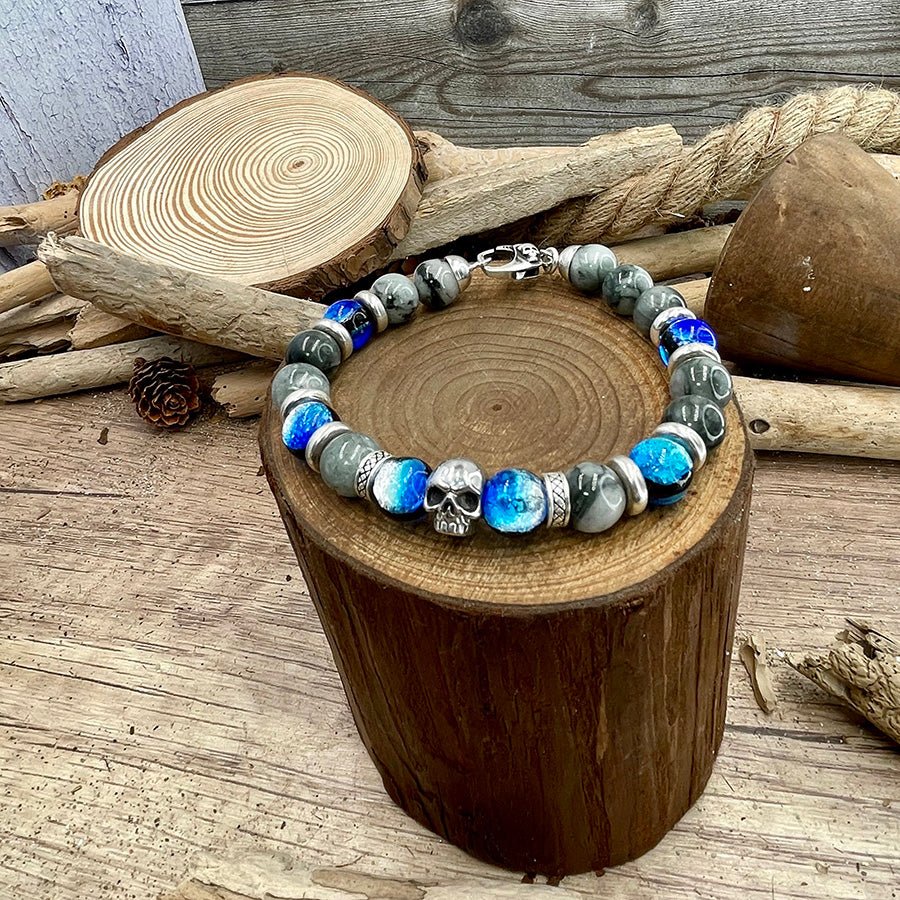 Bracelet homme SHINING SKULL – perles d’œil d’aigle 10 mm, tête de mort signature et fermoir skull argent 925 – bijoux fait main en argent 925 | Pitch & Néo