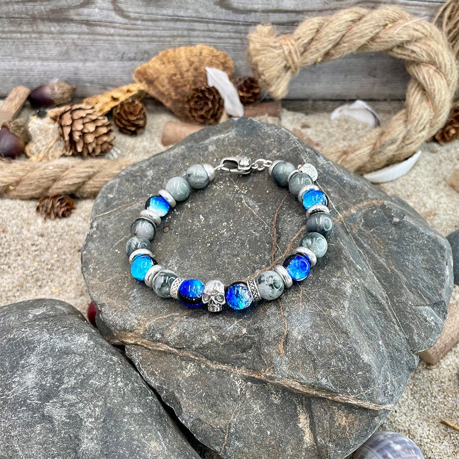 Bracelet homme SHINING SKULL – perles d’œil d’aigle 10 mm, tête de mort signature et fermoir skull argent 925 – bijoux fait main en argent 925 | Pitch & Néo