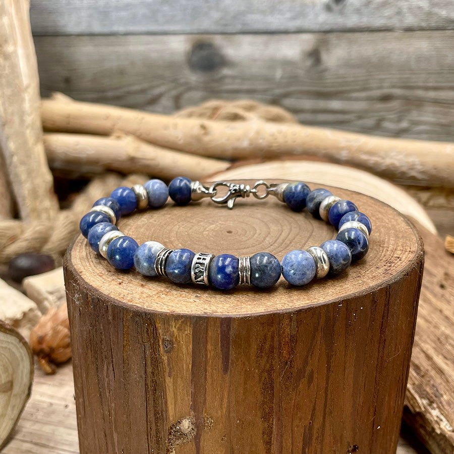 Bracelet homme STONEWASHED SINNER – perles rondes de sodalite 8 mm, fermoir mousqueton et argent 925 – bijoux fait main en argent 925 | Pitch & Néo