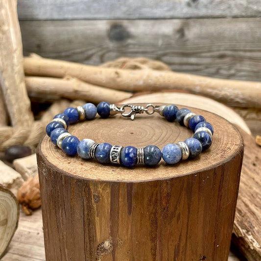 Bracelet homme STONEWASHED SINNER – perles rondes de sodalite 8 mm, fermoir mousqueton et argent 925 – bijoux fait main en argent 925 | Pitch & Néo