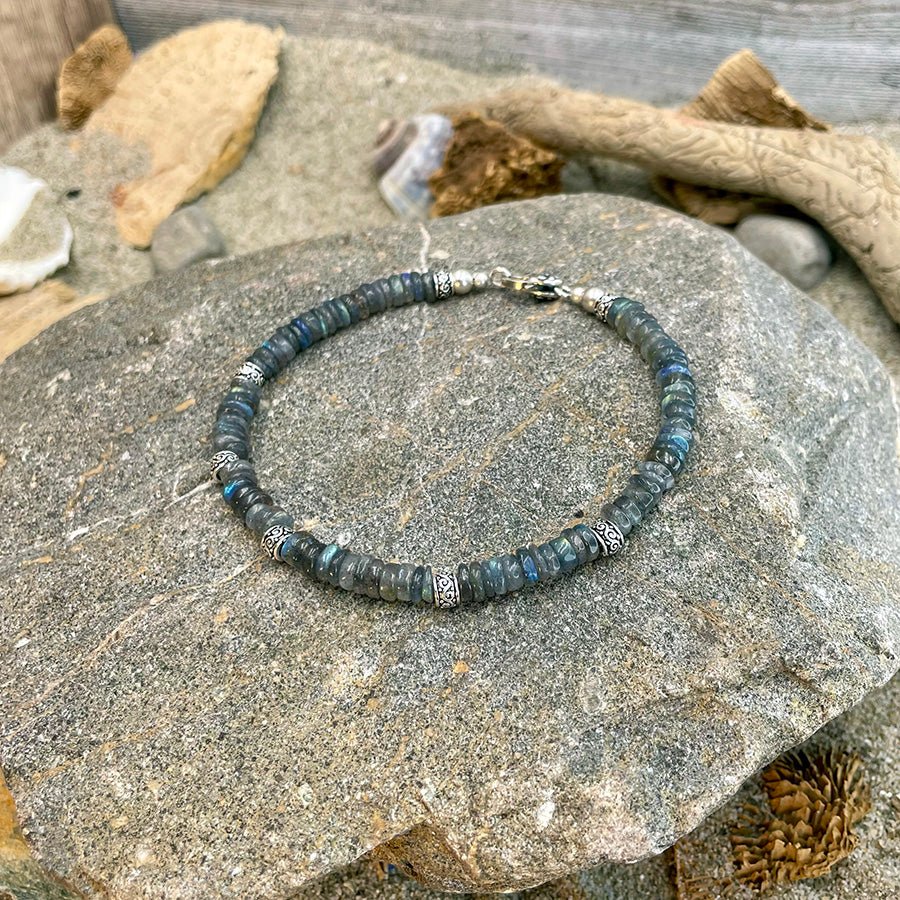 Bracelet homme surfeur MOON SWELL – perles heishi de labradorite 6 mm, intercalaires et fermoir mousqueton en argent 925 – bijoux fait main en argent 925 | Pitch & Néo