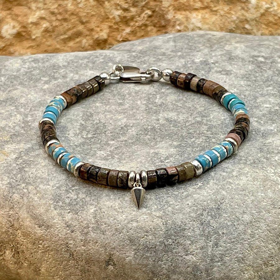 Bracelet homme surfeur POINT BREAKER – perles heishi jaspe dalmatien, intercalaires et fermoir mousqueton en argent 925 – bijoux fait main en argent 925 | Pitch & Néo