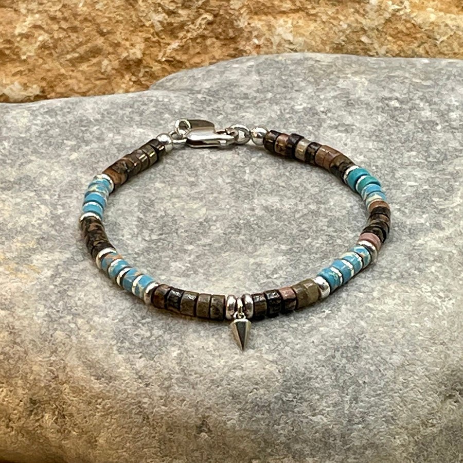 Bracelet homme surfeur POINT BREAKER – perles heishi jaspe dalmatien, intercalaires et fermoir mousqueton en argent 925 – bijoux fait main en argent 925 | Pitch & Néo
