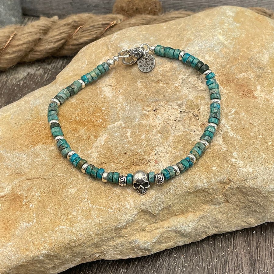 Bracelet homme surfeur SHORE BREAK – perles heishi turquoise véritables 4 mm, tête de mort signature et fermoir mousqueton argent 925 – bijoux fait main en argent 925 | Pitch & Néo