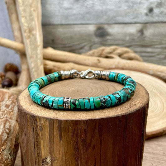 Bracelet homme surfeur WILD CRUSH – perles heishi turquoise véritables 8 mm, donut signature et fermoir mousqueton argent 925 – bijoux fait main en argent 925 | Pitch & Néo