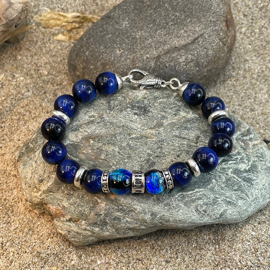 Bracelet homme TOO BLUE TO CARE – perles d’œil de tigre bleu nuit 10 mm, donut signature et fermoir homard argent 925 – bijoux fait main en argent 925 | Pitch & Néo